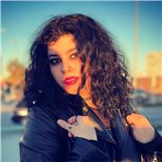 Nativa española pero con experiencia con el inglés. Me encanta enseñar inglés a los niños de primaria